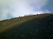 33 il gruppo percorre la cresta di vetta del Chierico (zoom)